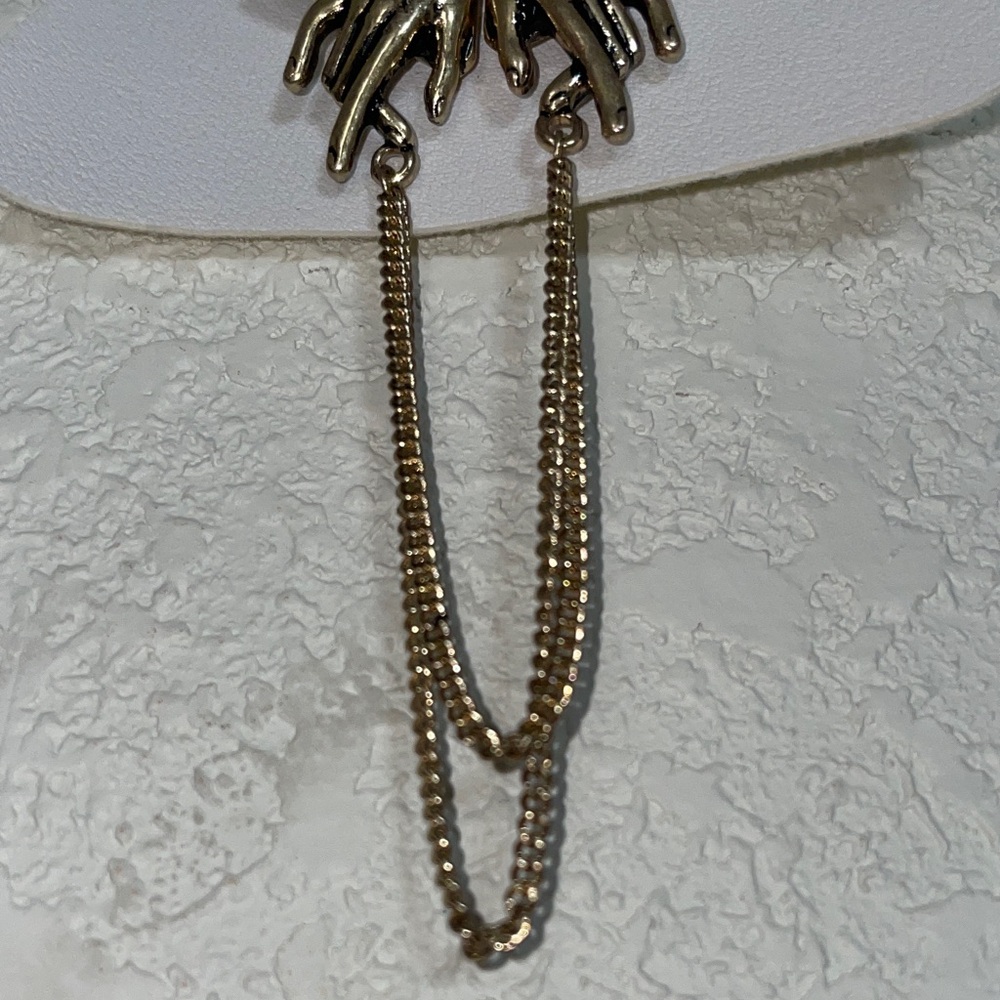 Free People Helping Hands Brooch Pin gold NWT - Picture 4 of 4